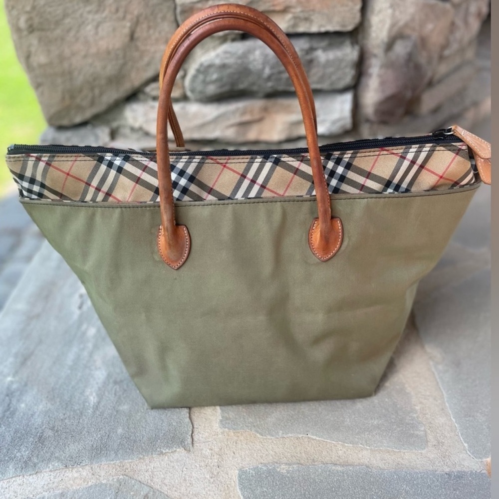 Stunning GUC true vintage Burberry blue label bag with leather handles